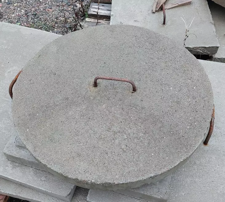 Betoninen kaivonkannen luukku 50 Ø cm - Kaivonrenkaat ja kannet - LP50 - 1