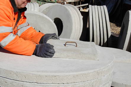 Betoninen kaivonkannen luukku 40x40 cm - Kaivonrenkaat ja kannet - L4 - 1